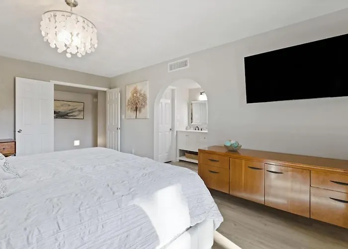 Modern And Stylish Remodeled 4 Bdrm W Htd Pool Holiday home