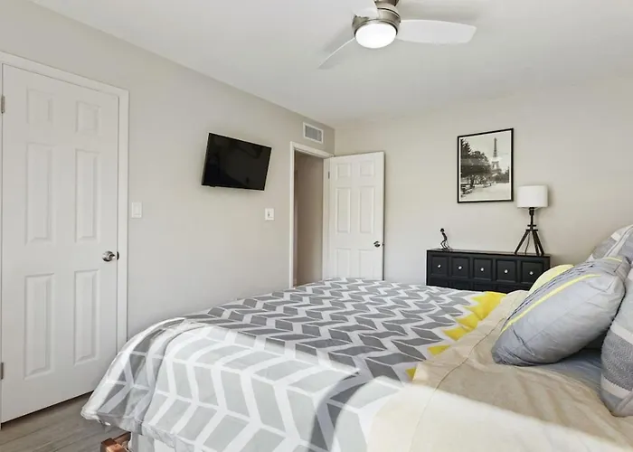 Modern And Stylish Remodeled 4 Bdrm W Htd Pool *
