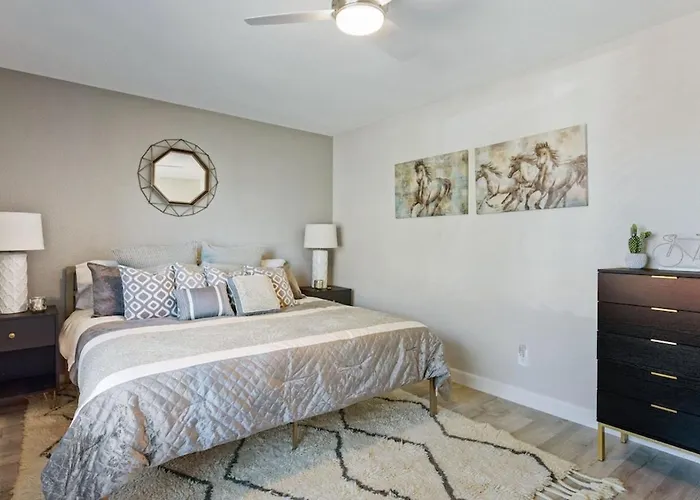 Modern And Stylish Remodeled 4 Bdrm W Htd Pool Holiday home Phoenix